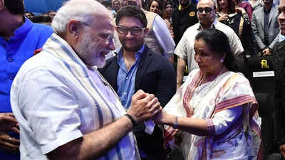 Pm modi asha bhosle.jpg