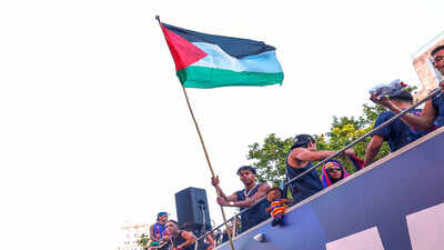 39he is old enough39 barcelona coach hansi flick responds to lamine yamal waving palestinian flag.jpg