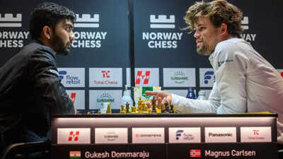 Magnus carlsen vs d gukesh photo by michal waluszanorway chess.jpg