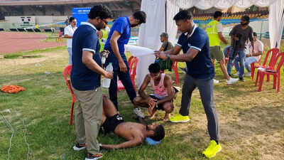 Shivaji parashuram being treated after he collapsed at the end of the 10000m race on friday.jpg