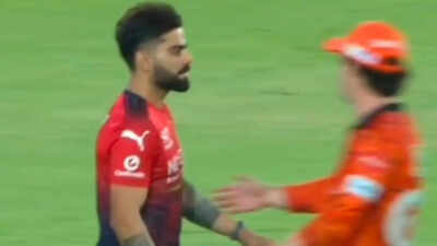 Virat kohli completely ignores travis head screengrab.jpg