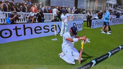England players are wearing black armbands screengrab.jpg
