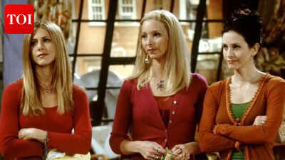 Friends reunion on the cards jennifer aniston and lisa kudrow tease sitcom with courteney cox.jpg