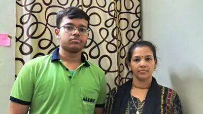 Jigar naik with his mother apoorva naik image courtesy dainik bhaskar.jpg